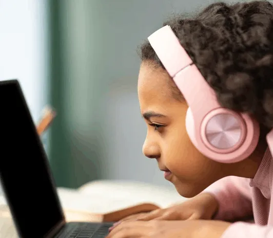 An illustration comparing text-to-speech and screen reader assistive technology tools.